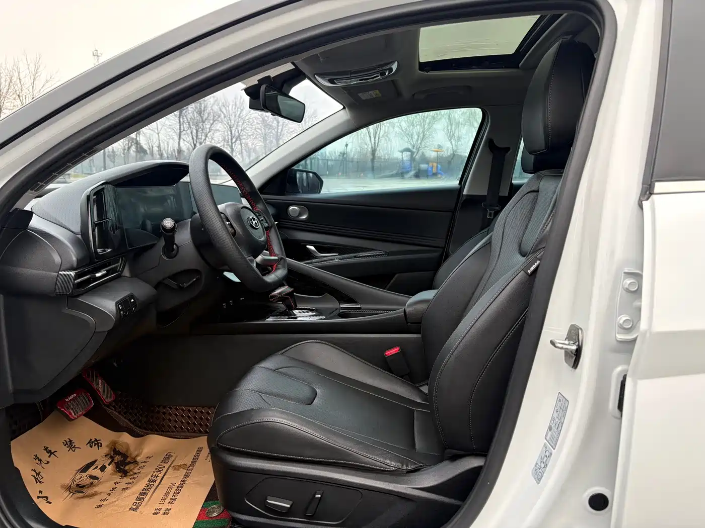Hyundai Elantra 2022 1.5L CVT LUX Premium Edition фото 9