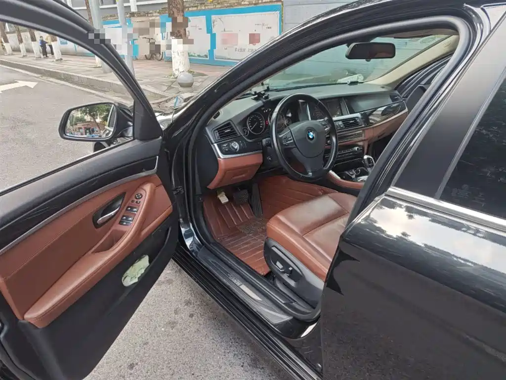 BMW 5 Series (Import) 2014 520i Classic фото 14
