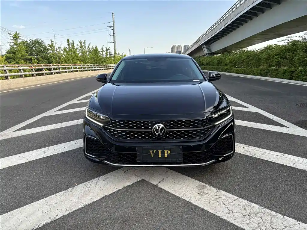 Volkswagen Passat 2023 330TSI Starlight Elite Edition фото 2