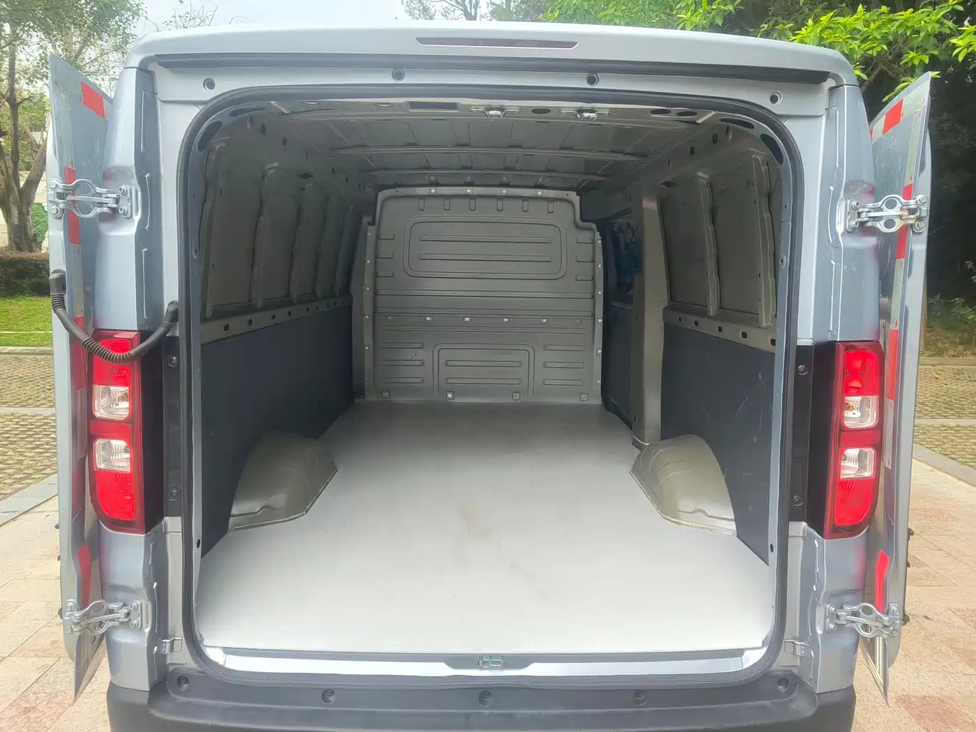 Wuling Motors Wuling Yangguang 2025 2024 300km Practical Sealed Window Edition 75kW