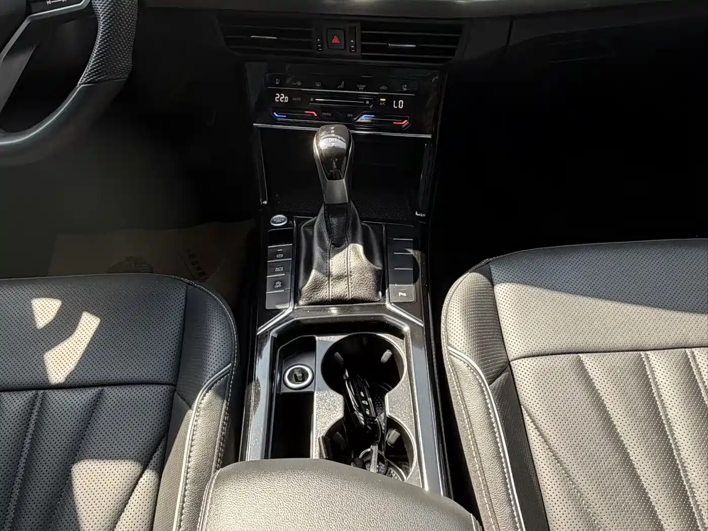 Volkswagen Passat 2024 380TSI Starlight Luxury Edition фото 12