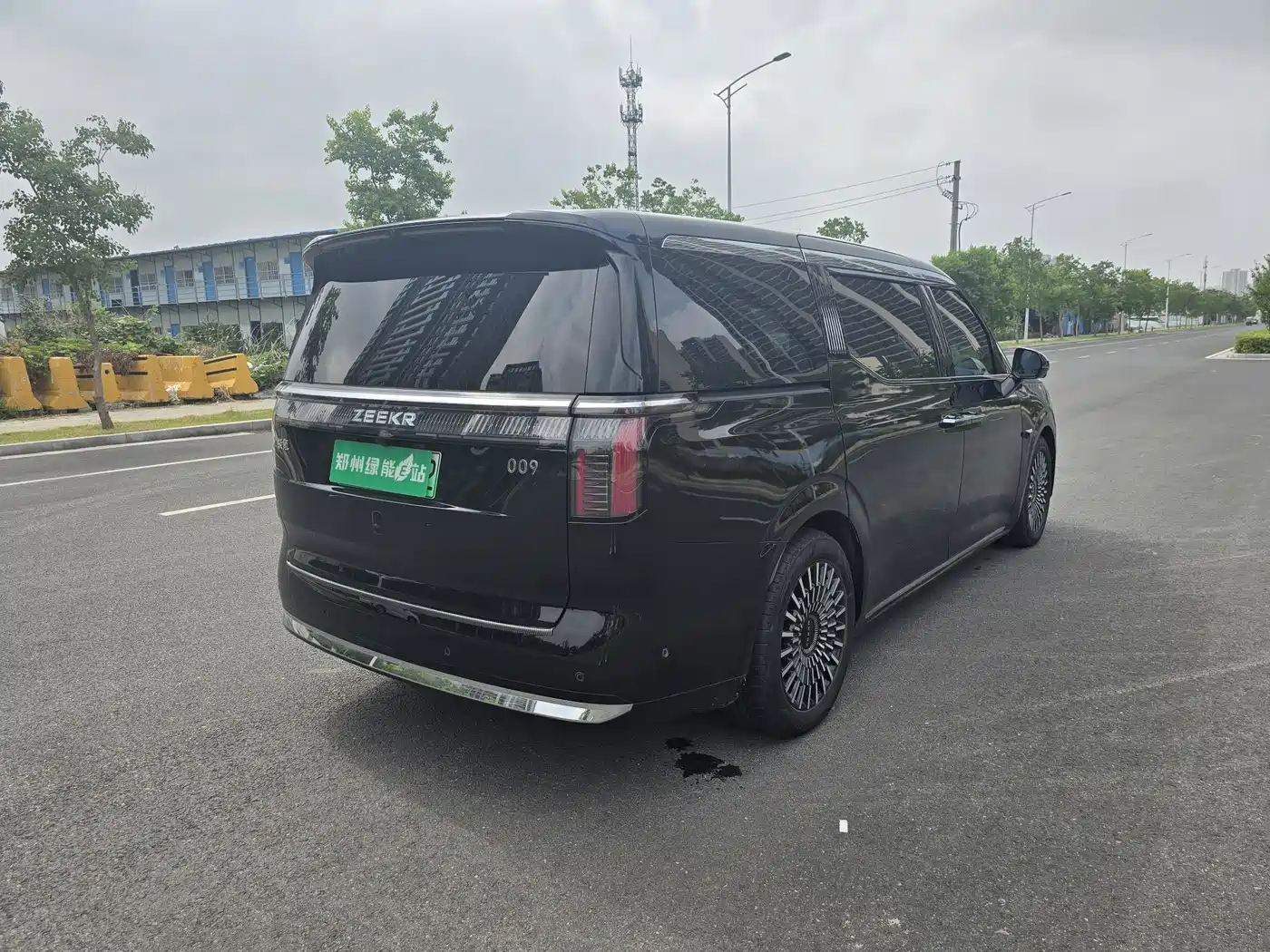 ZEEKR 009 2025 2024 6-seat Executive AWD 108kWh