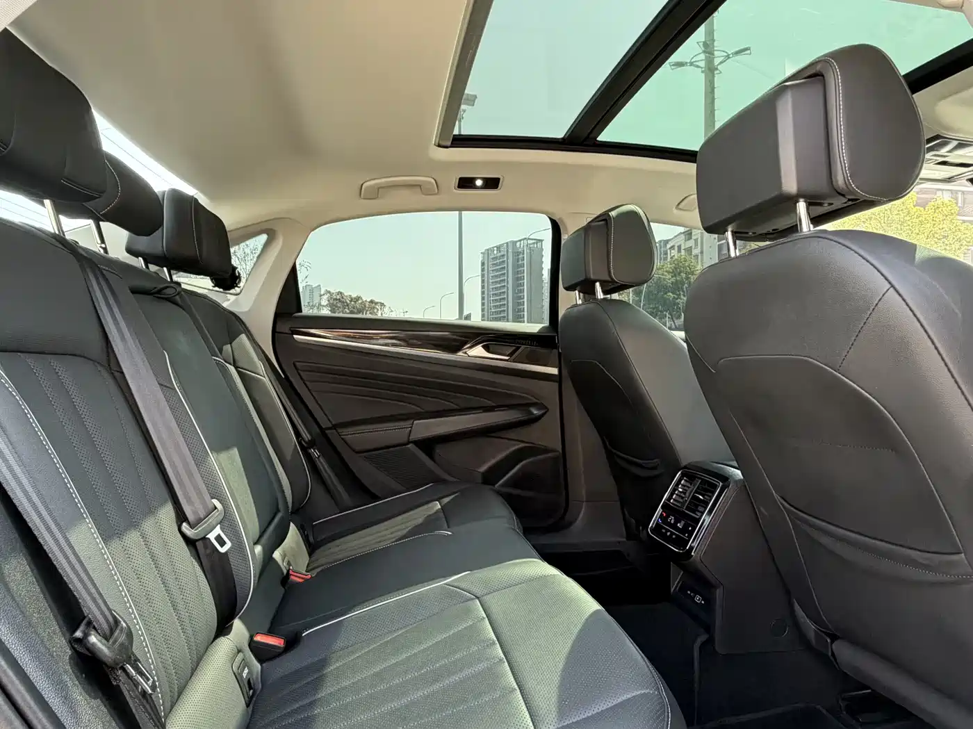 Volkswagen Passat 2024 380TSI Starlight Luxury Edition фото 16
