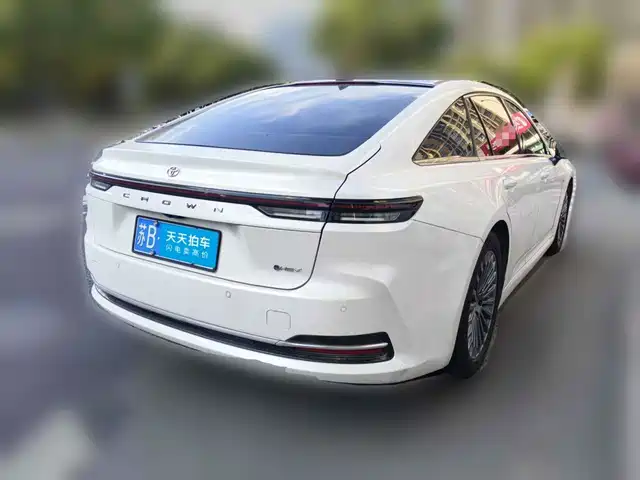 Toyota Crown (Import) 2024 2.5L Premium Edition — фото 2