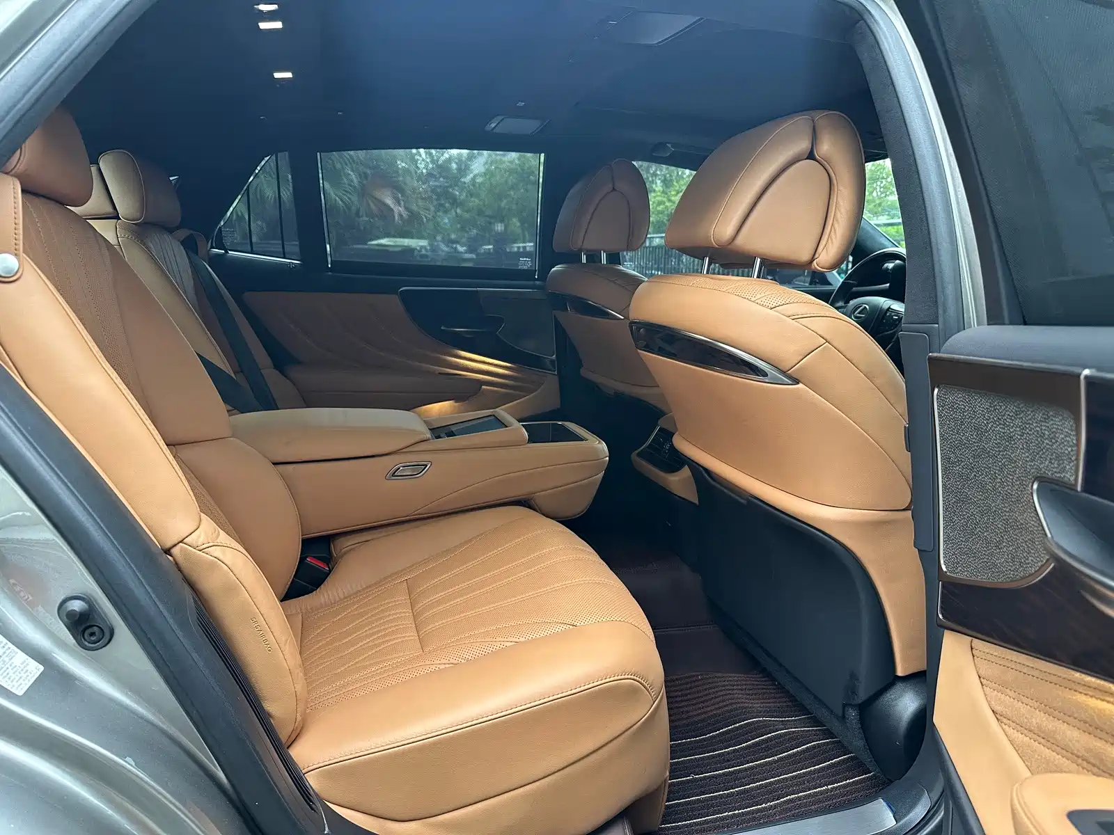 Фото 7 - Lexus LS