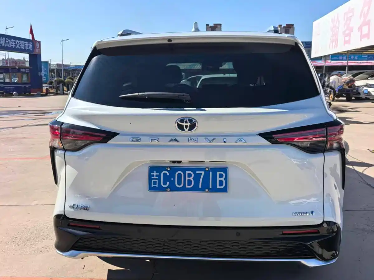 Фото 7 - Toyota Granvia