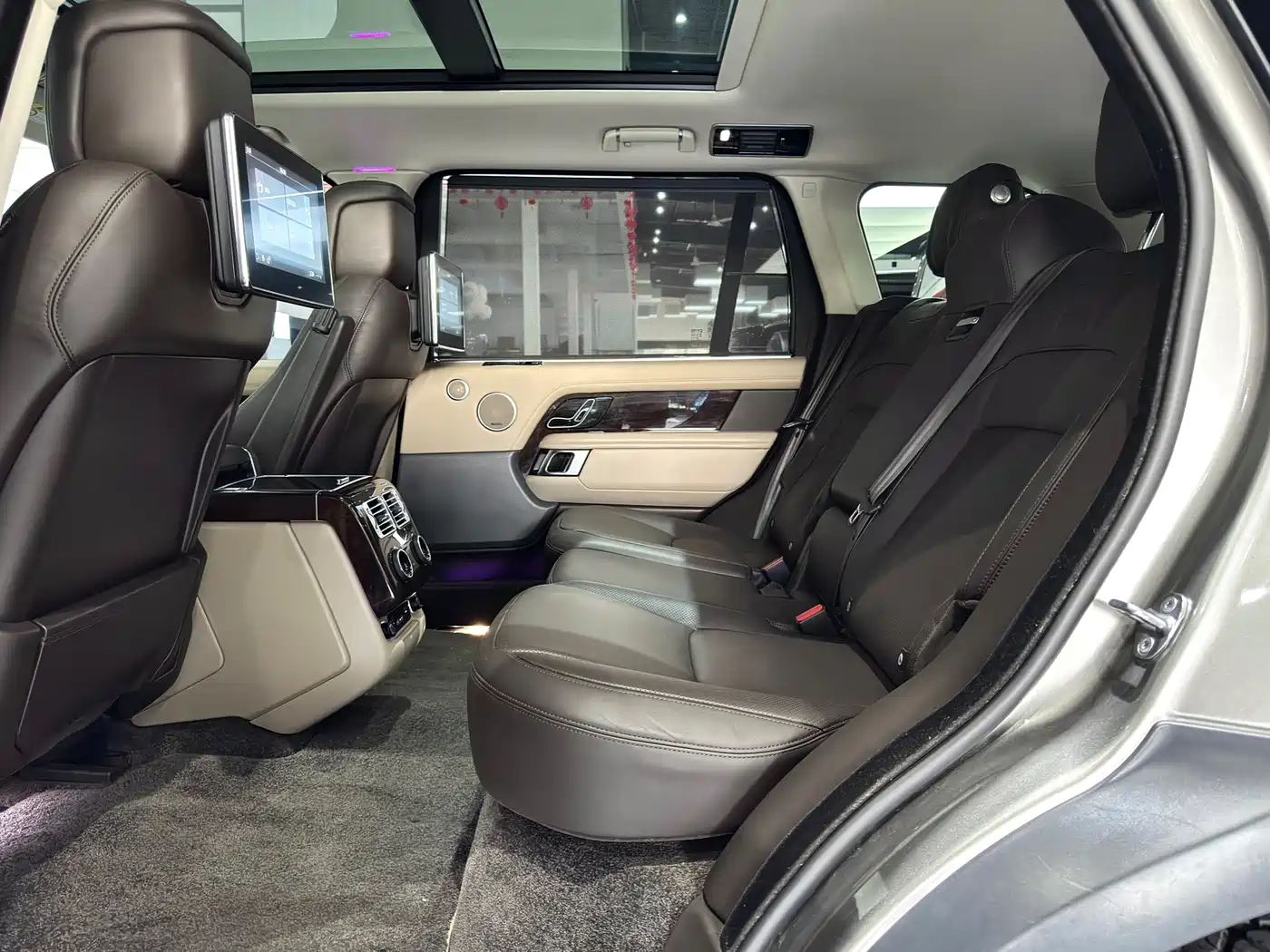 Land Rover Range Rover 2021 3.0 L6 Heritage Extended Classic Edition фото 38