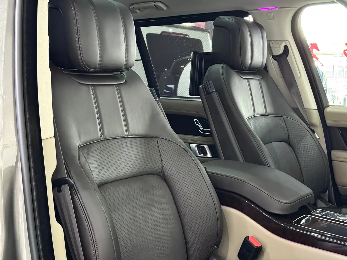 Land Rover Range Rover 2021 3.0 L6 Heritage Extended Classic Edition фото 34
