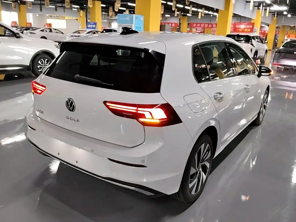 Photo 7 - Volkswagen Golf