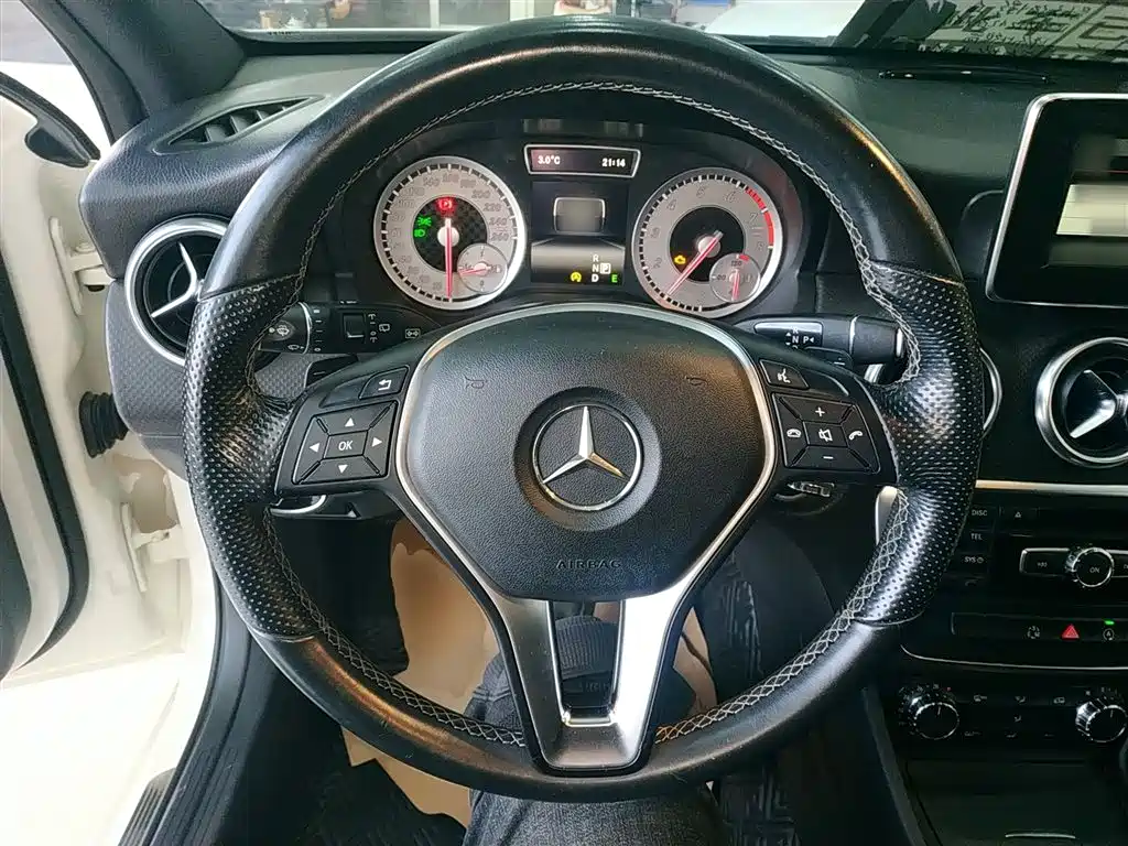 Mercedes-Benz A-Class (Import) 2015 A 200 Fashion фото 11
