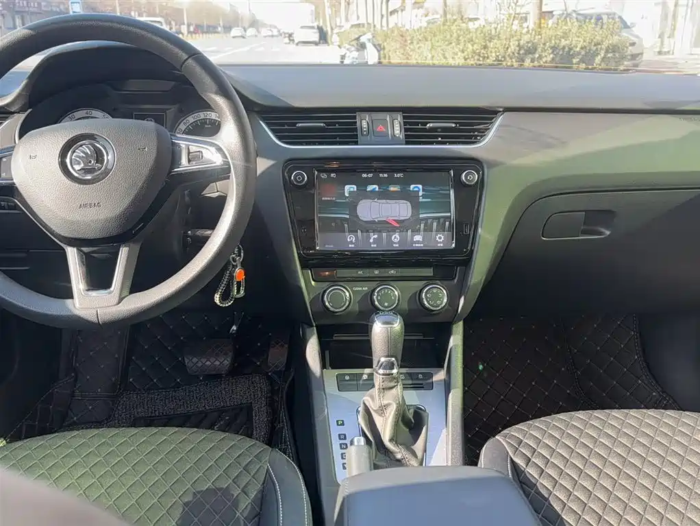 Škoda Octavia 2019 TSI230 DSG Luxury Edition фото 10