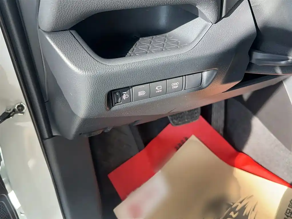 Toyota RAV4 Rongfang 2023 2.0L CVT 2WD 20th Anniversary Platinum Edition фото 4