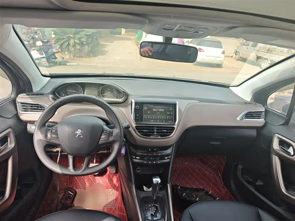 Peugeot 2008 2014 1.6L Automatic Fashion Edition фото 10