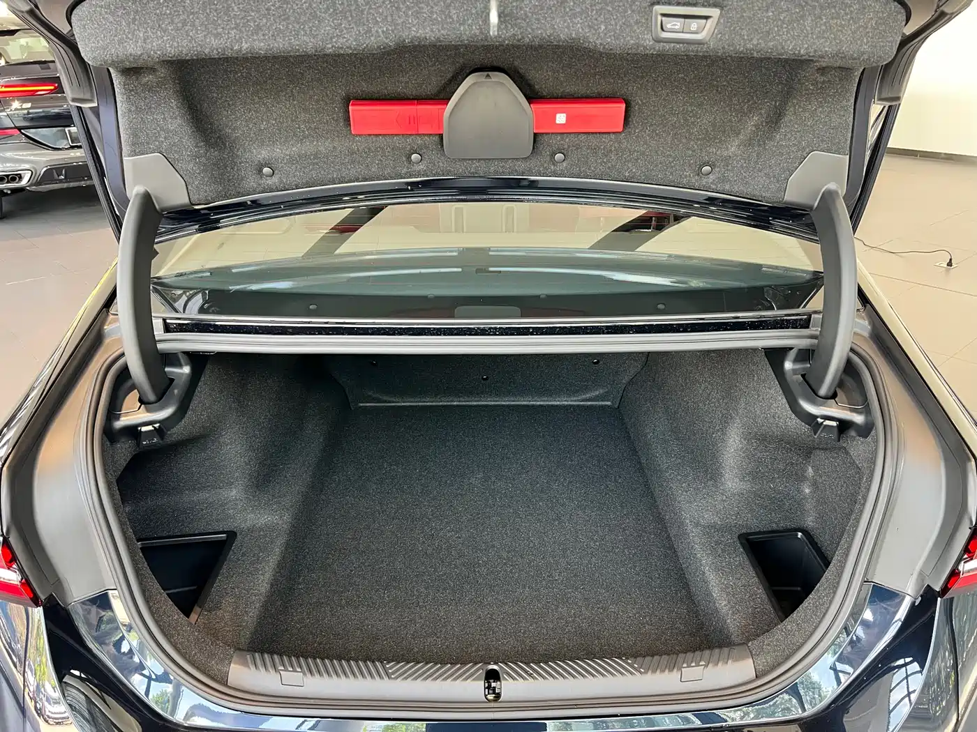 BMW 5 Series 2025 530Li Premium M Sport Package фото 11