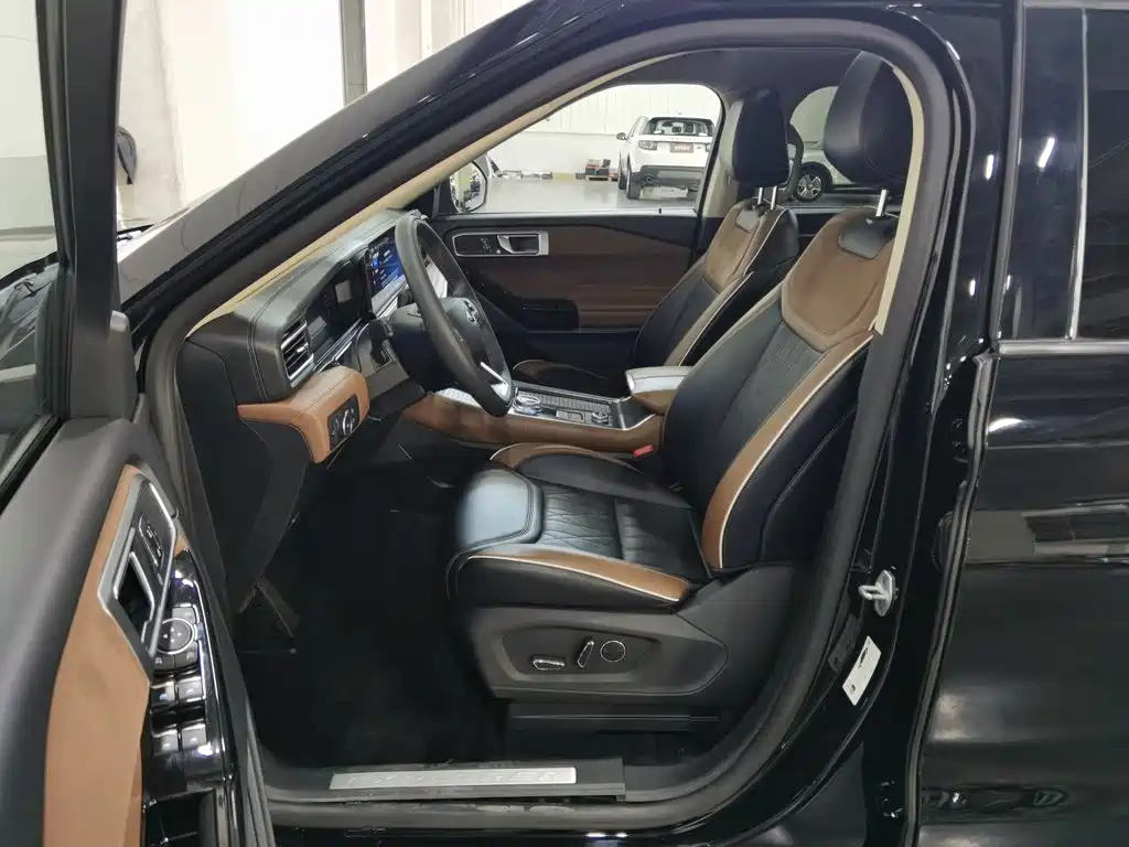 Photo 10 - Ford Explorer