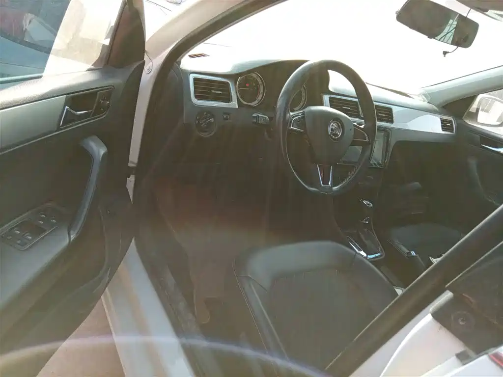 Škoda Rapid 2018 1.6L Automatic Comfort Edition фото 16