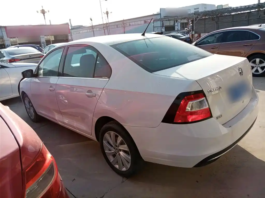 Škoda Rapid 2018 1.6L Automatic Comfort Edition фото 5