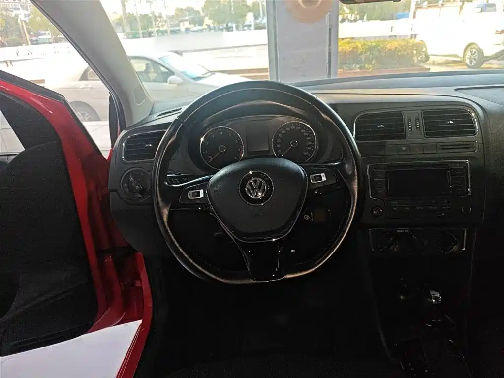 Volkswagen Polo 2016 1.6L Automatic Comfort фото 3