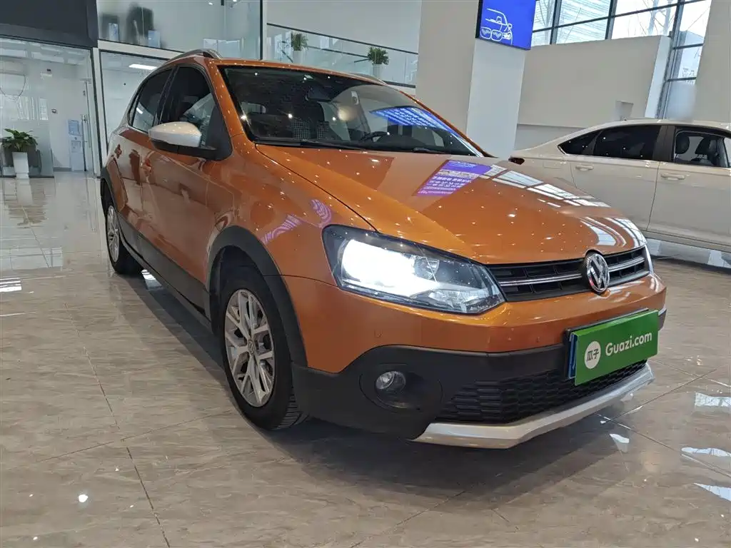 Volkswagen Polo 2016 1.6L Cross Polo Automatic фото 20