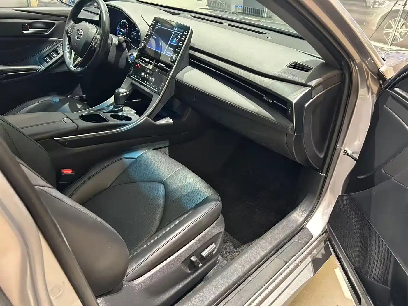 Toyota Avalon 2019 Hybrid 2.5L Luxury Edition China V фото 15