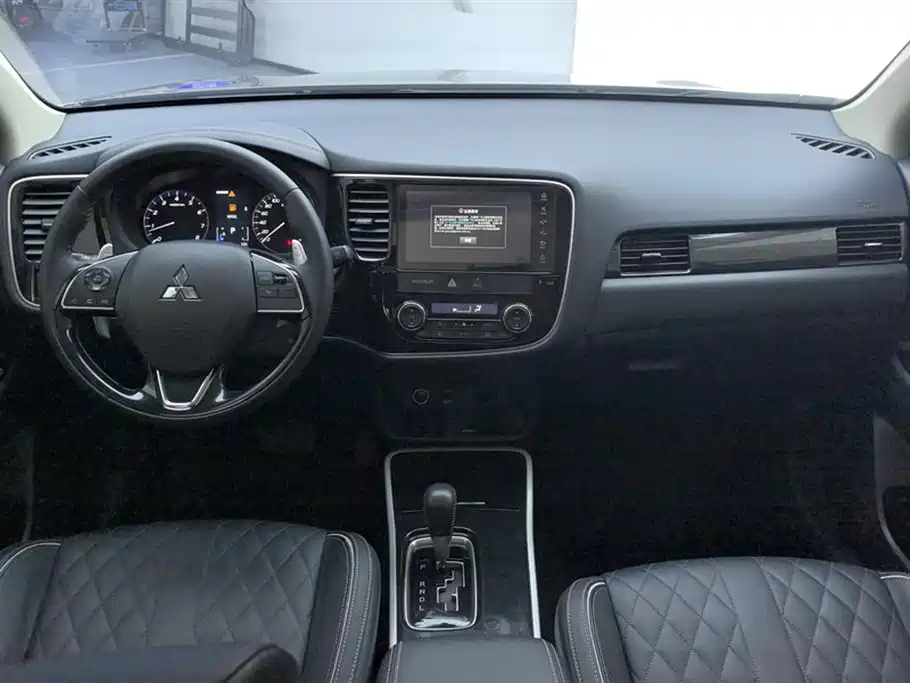 Mitsubishi Outlander 2020 2.4L 4WD Luxury 5-seater фото 12