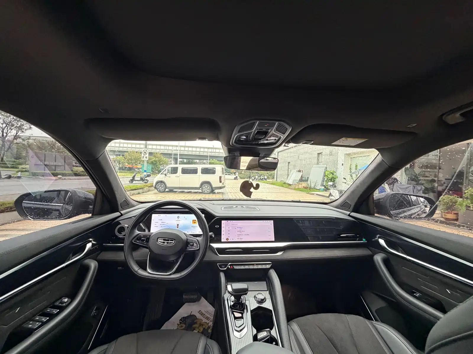 Фото 9 - Geely Monjaro