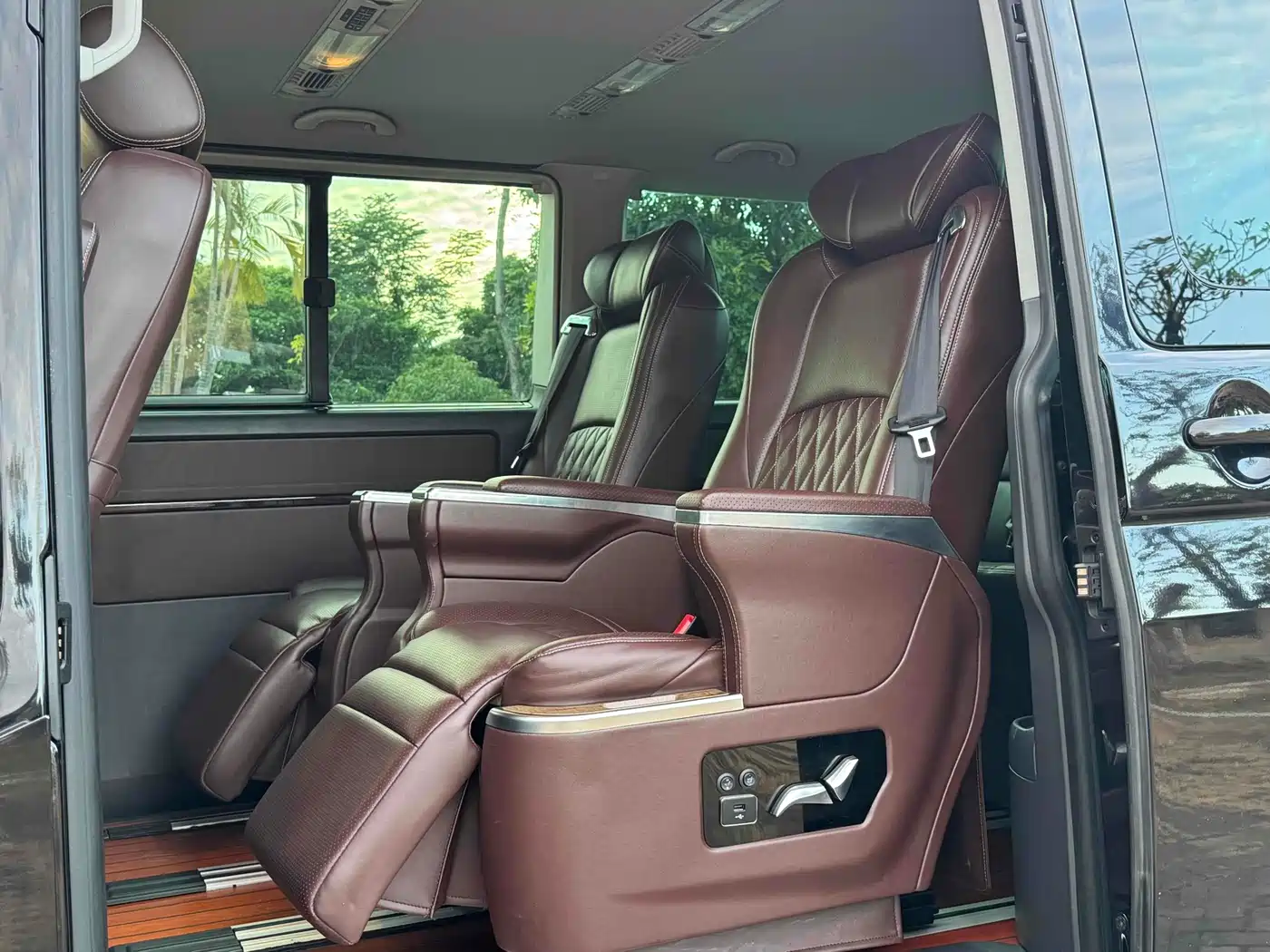 Volkswagen Multivan 2012 2.0TSI 2WD Business Edition фото 12