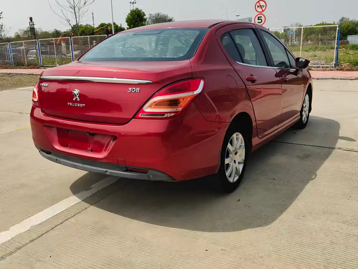 Peugeot 308 2014 Model Joy Edition Classic 1.6L Automatic Superior Style фото 7