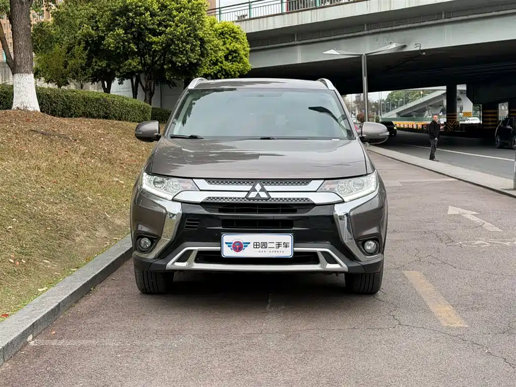 Mitsubishi Outlander 2020 2.0L 2WD Premium 7-seater фото 2