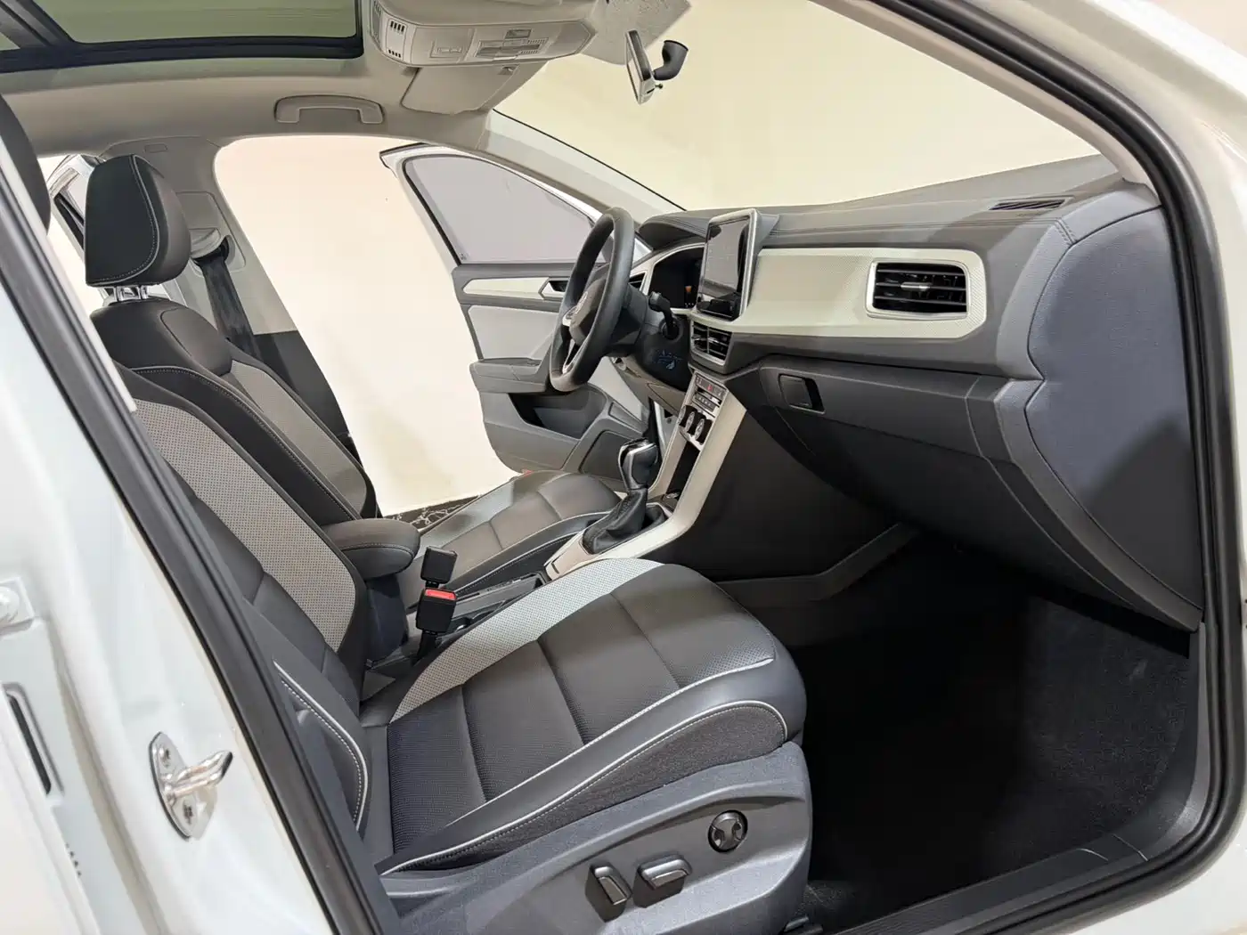 VOLKSWAGEN T ROC EXPLORING SONGS