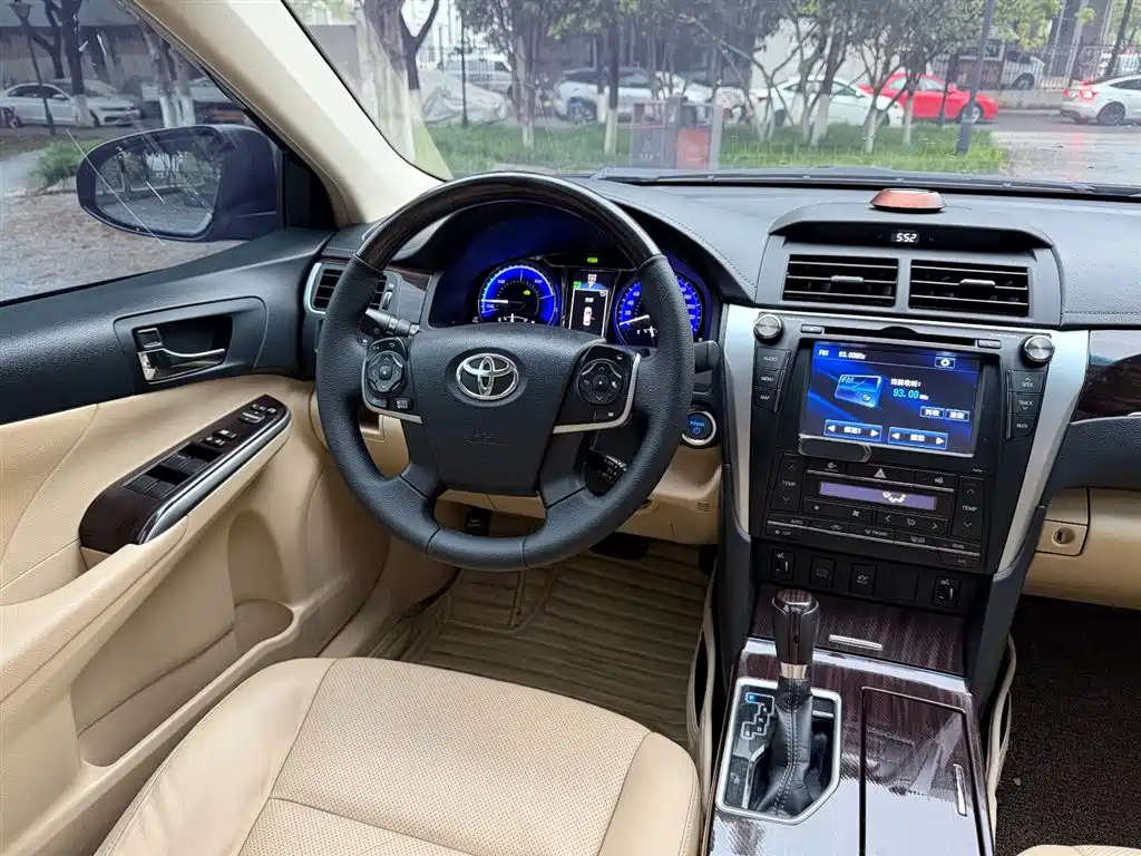 Toyota Camry 2016 Hybrid 2.5HG 10th Anniversary Luxury Navigation Edition фото 8