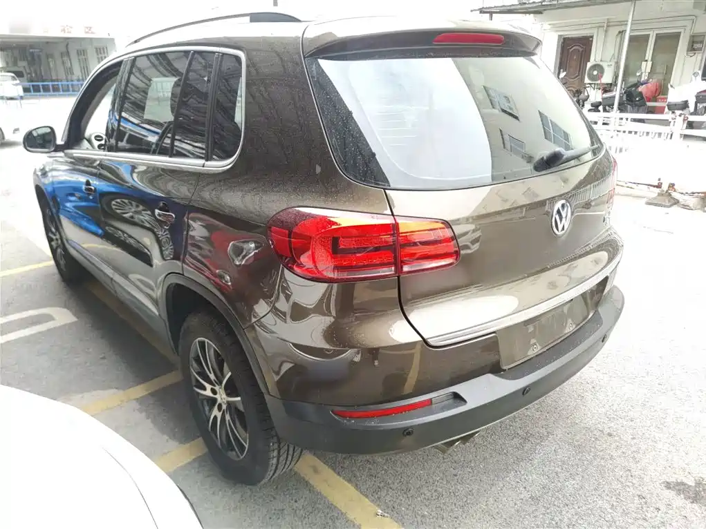 VOLKSWAGEN TIGUAN