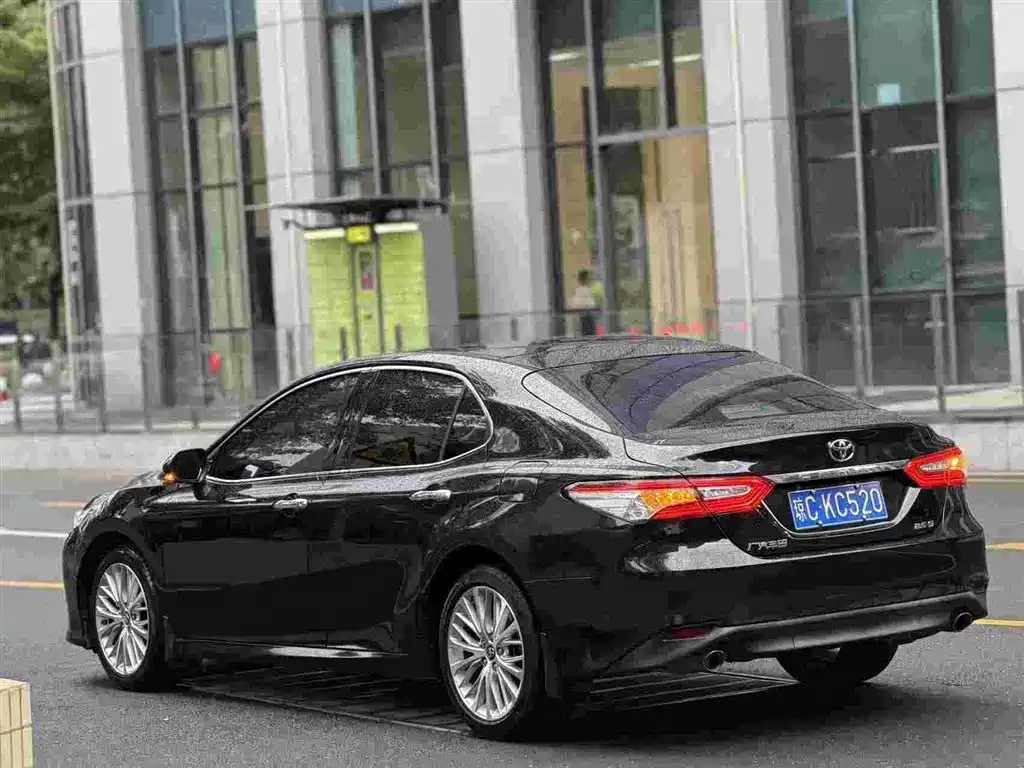 Фото 3 - Toyota Camry