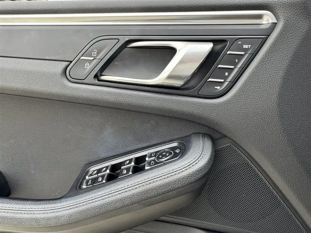 PORSCHE MACAN
