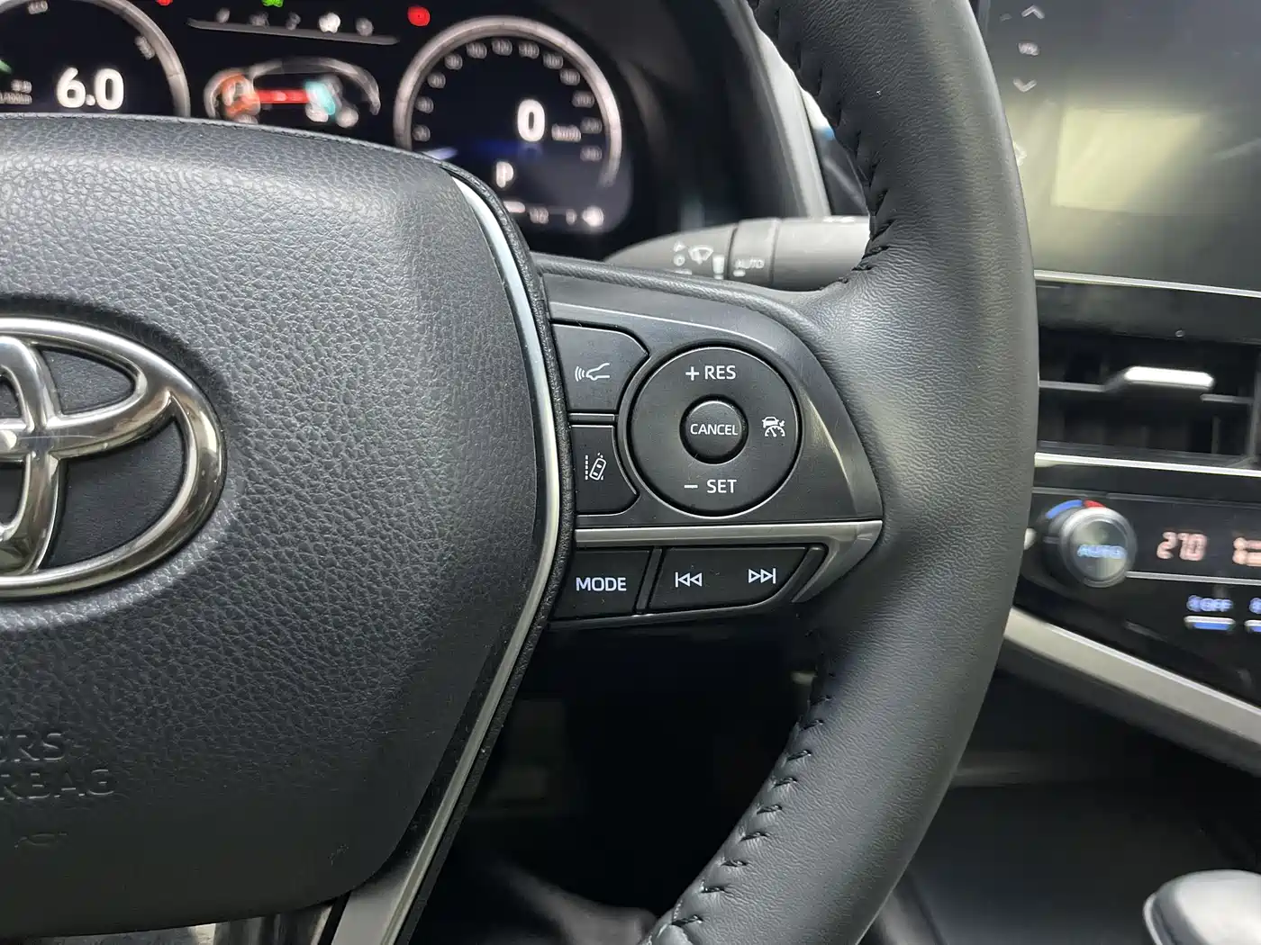 Toyota Camry 2021 Hybrid 2.5HG Luxury Edition фото 10