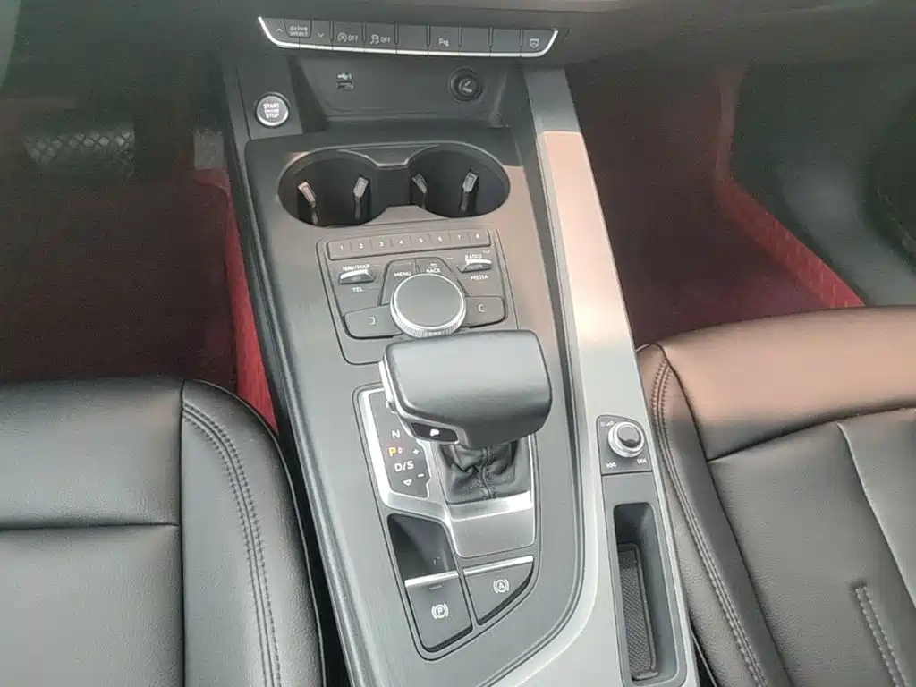 Фото 10 - Audi A4L