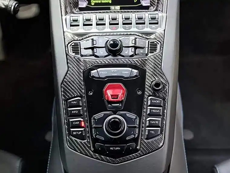 LAMBORGHINI AVENTADOR