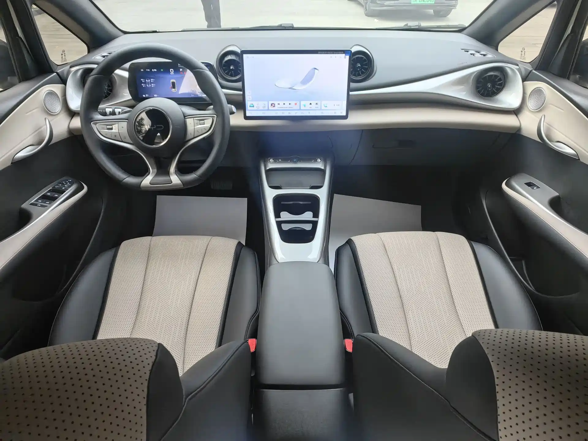 Photo 3 - BYD Dolphin