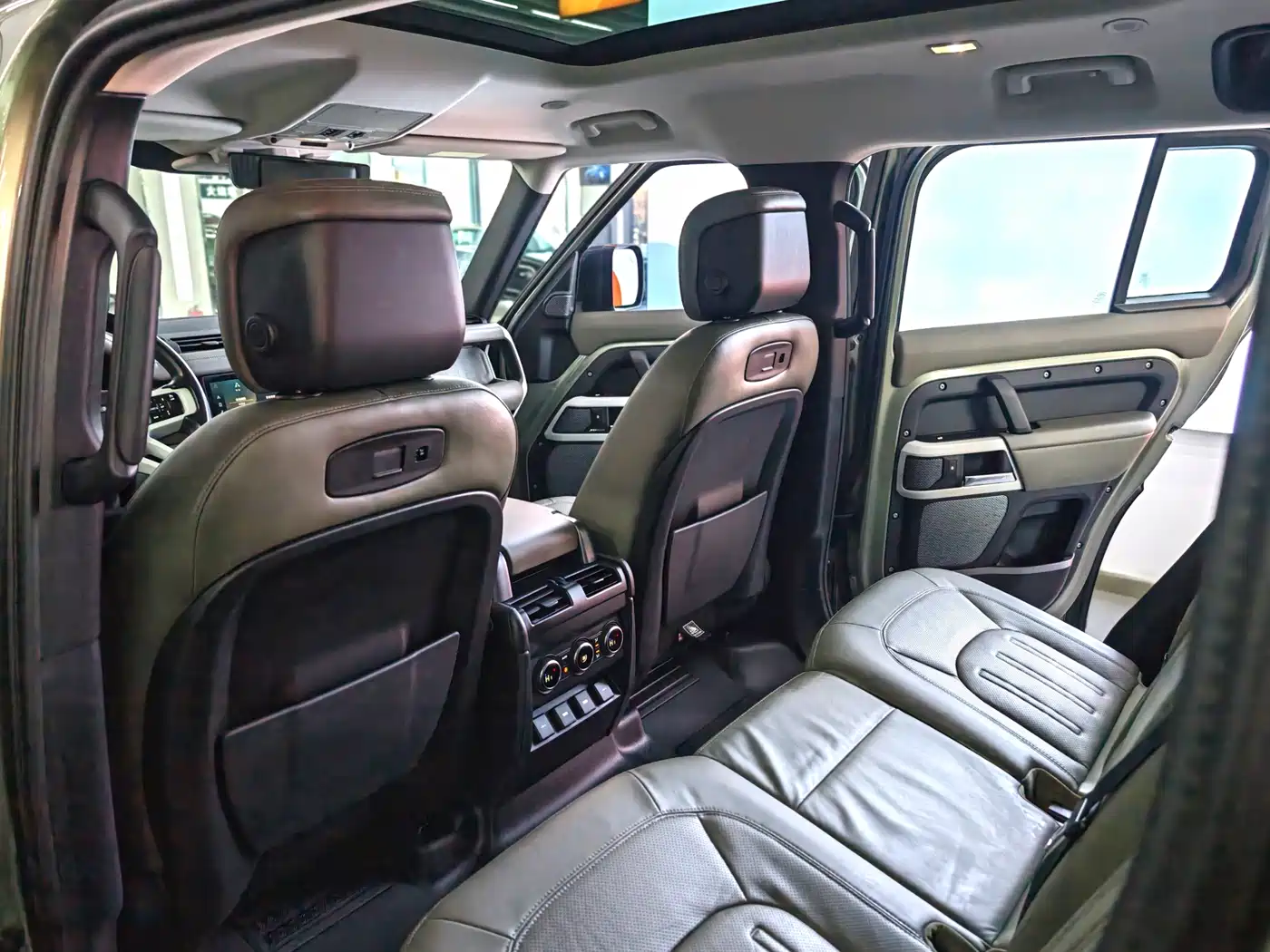 Land Rover Defender 2020 Model 110 P400 HSE фото 22