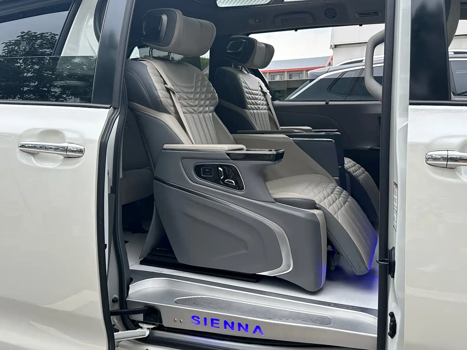 Photo 21 - Toyota Sienna