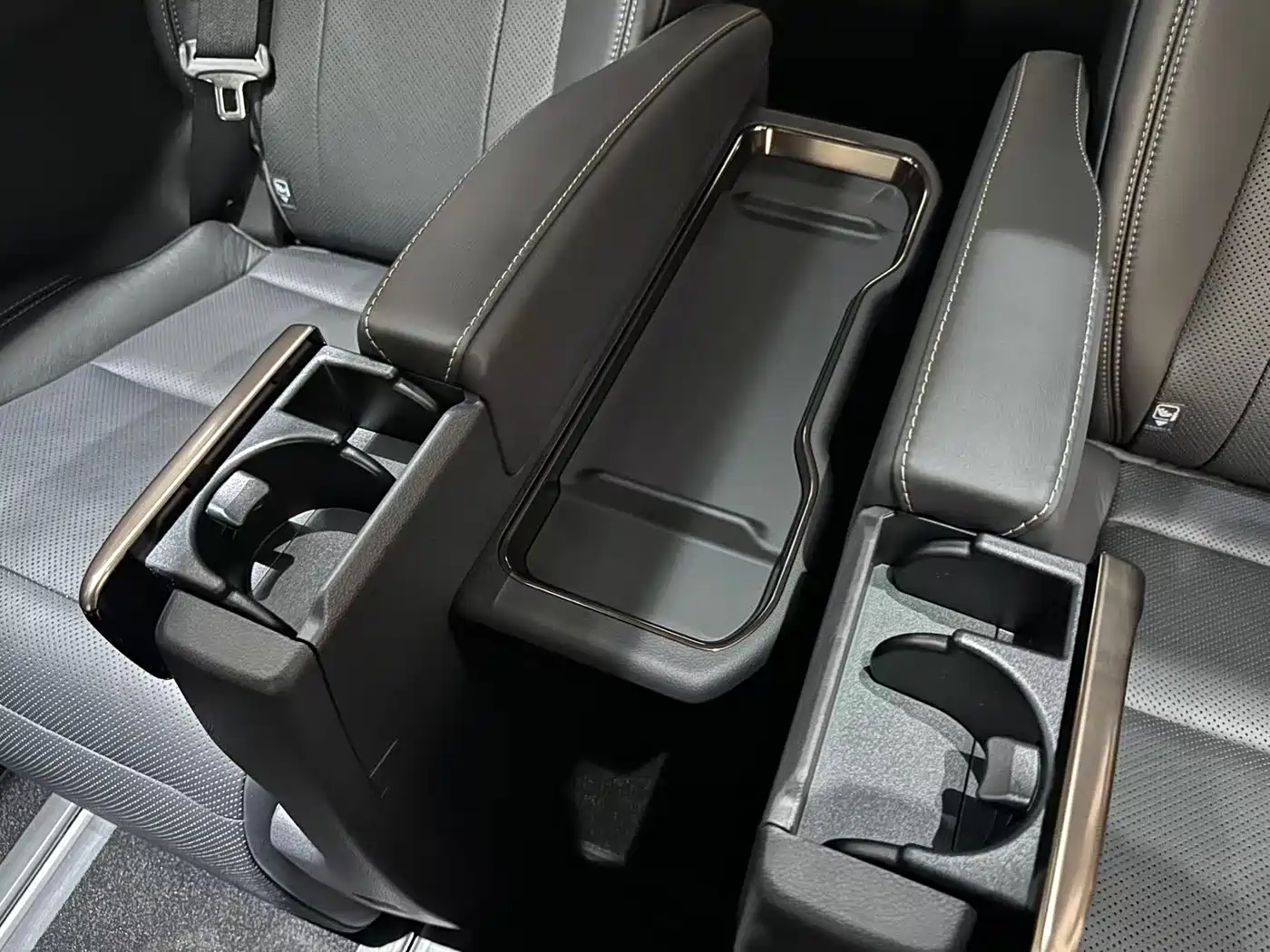 Toyota Vellfire 2025 Crown Hybrid 2.5L Ink Gold Executive Edition фото 12
