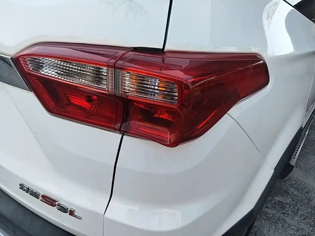 BAIC Huansu S3 2016 2016 S3L 1.5L Manual Premium