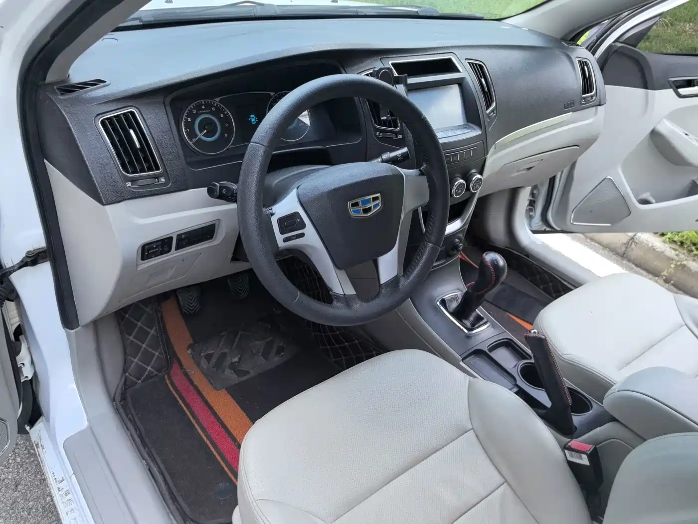 Photo 5 - Geely Vision
