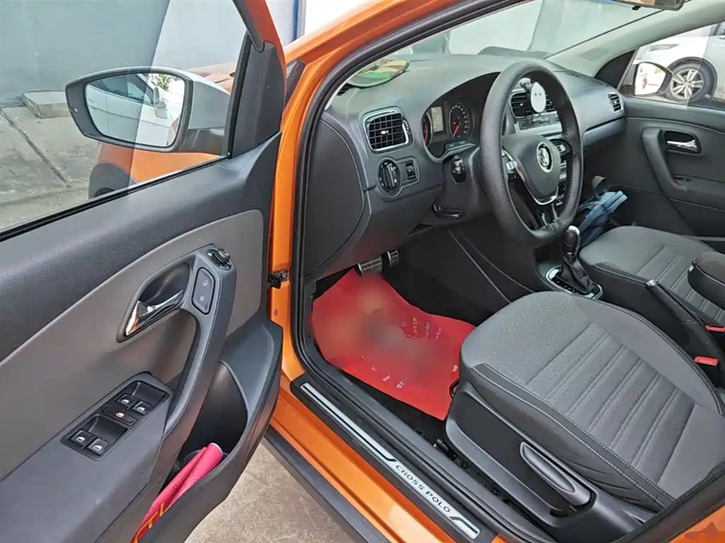 Volkswagen Polo 2014 1.6L Cross Polo Automatic фото 16