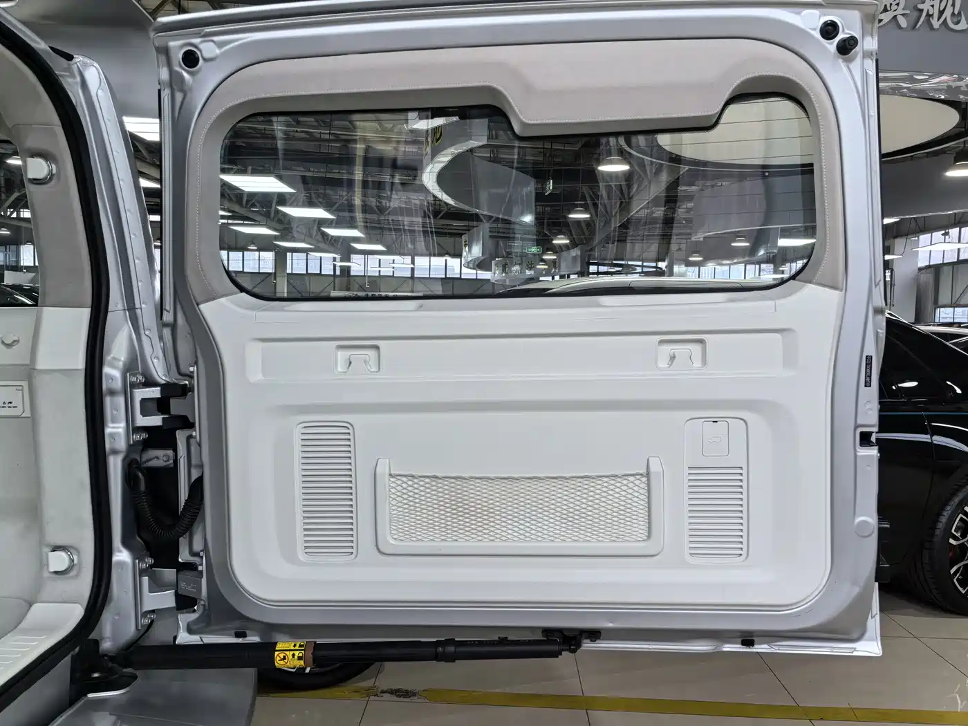 TANK CO CREATION TANK 300