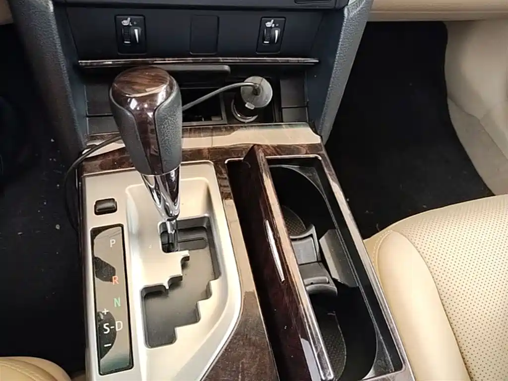 Toyota Camry 2015 2.5G Luxury Navigation Edition фото 13