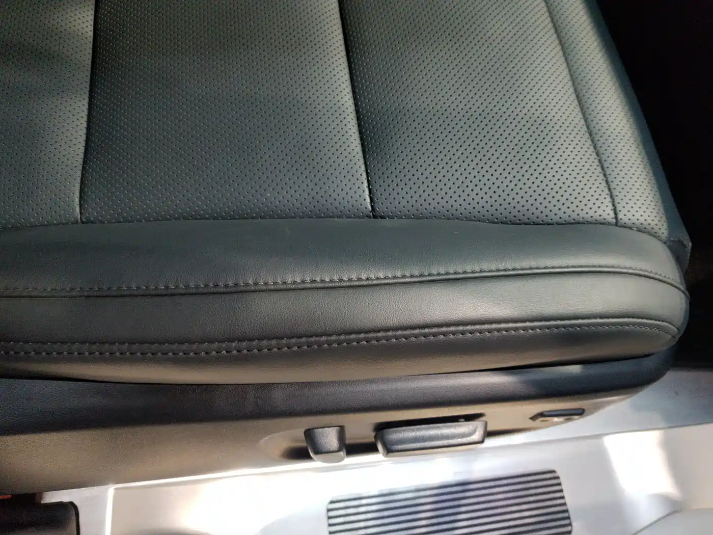 Toyota Vellfire 2021 Crown Hybrid 2.5L HV Premium Edition фото 17