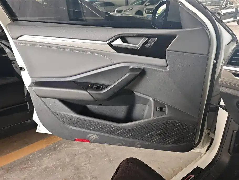 Volkswagen Sagitar 2021 280TSI DSG 30th Anniversary Edition фото 7