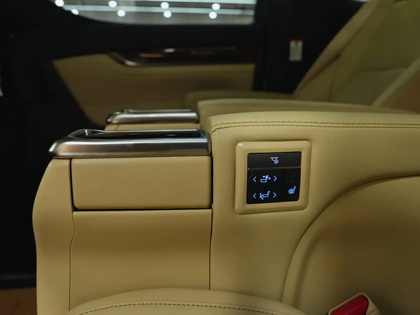 Toyota Alphard 2021 Hybrid 2.5L Luxury фото 17