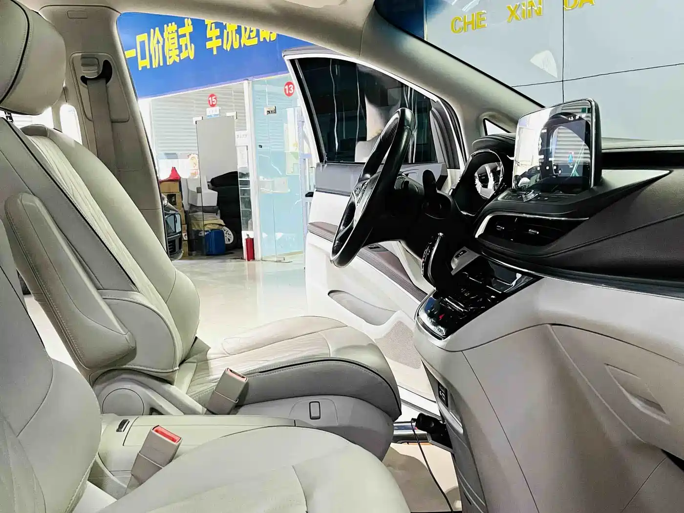 Buick GL8 2022 Land Business Class 652T Luxury фото 6